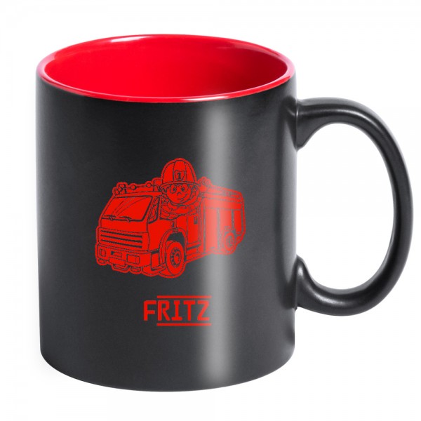 Gravierte Tasse mit schickem Feuerwehrauto und Namen