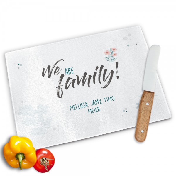 Glasschneidebrett mit *We are family* und ihrem Wunschtext bedruckt