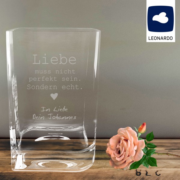 Vase von Leonardo graviert mit *Liebe muss nicht*