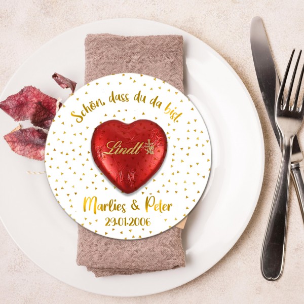 Personalisierte Karte als Gastgeschenk mit Schoko-Herz von Lindt