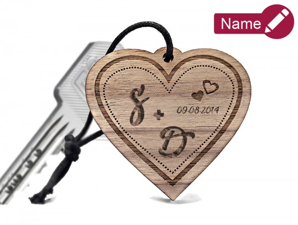 Schlüsselanhänger personalisiert aus Holz, mit Initialen und Datum