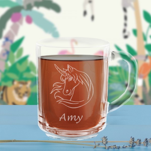 Personalisierte Glastasse mit Einhorn und Namen graviert