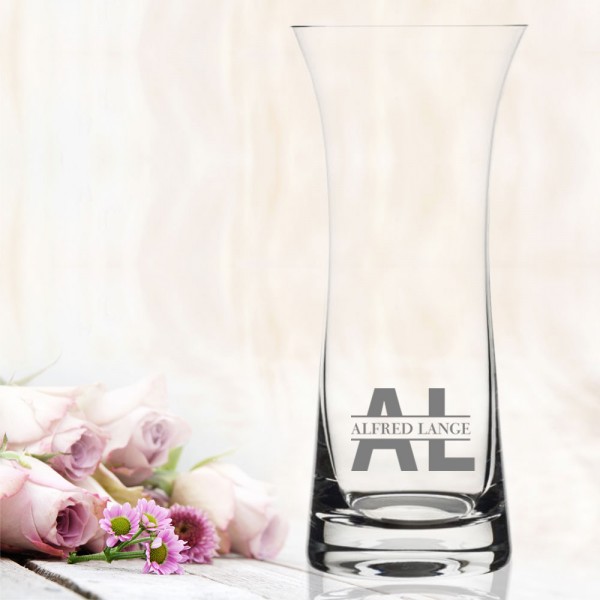 Vase graviert mit Namen und Initialien