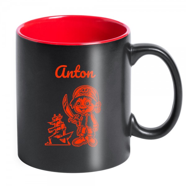 Gravierte Tasse mit kleinem Piraten und Namen personalisiert