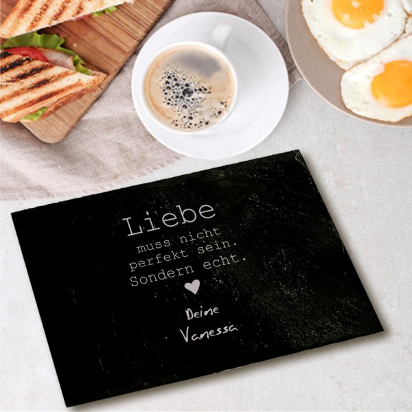 Schiefertafel als Frühstücksbrett Liebe muss nicht