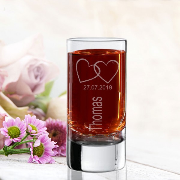 Schnapsglas mit Namen als Gastgeschenk zur Hochzeit