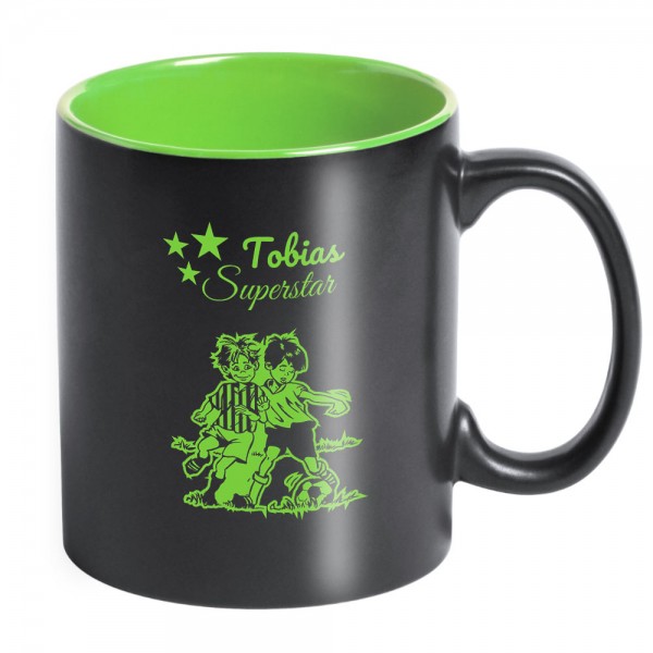 Gravierte Tasse mit Fußballern und Namen personalisiert
