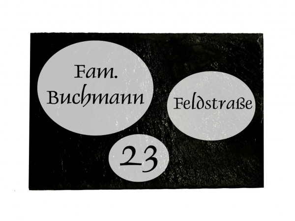 Auf Schiefertafel eingravierte Hausnummer